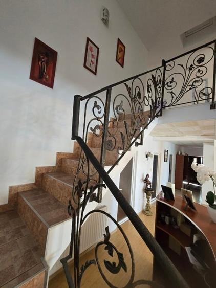 Casă individuală cu 7 camere cu Canalizare în Central
