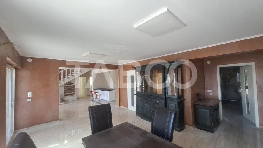 Casă individuală cu 10 camere cu Canalizare în Slimnic