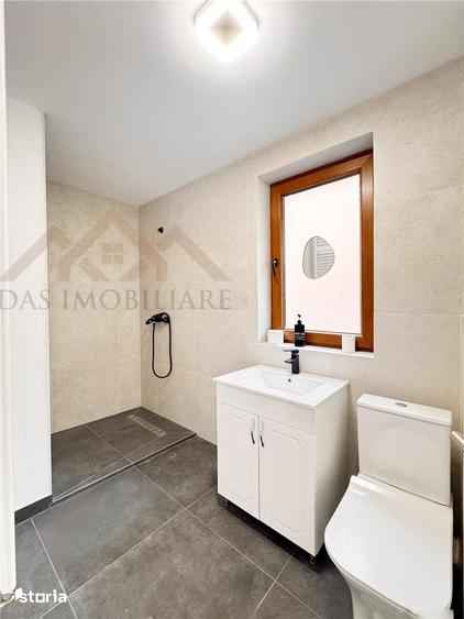 Casă cu 7 camere cu Teren 150 Mp în Central