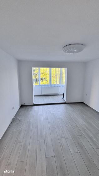 Apartament cu 3 camere decomandat în Exterior Vest