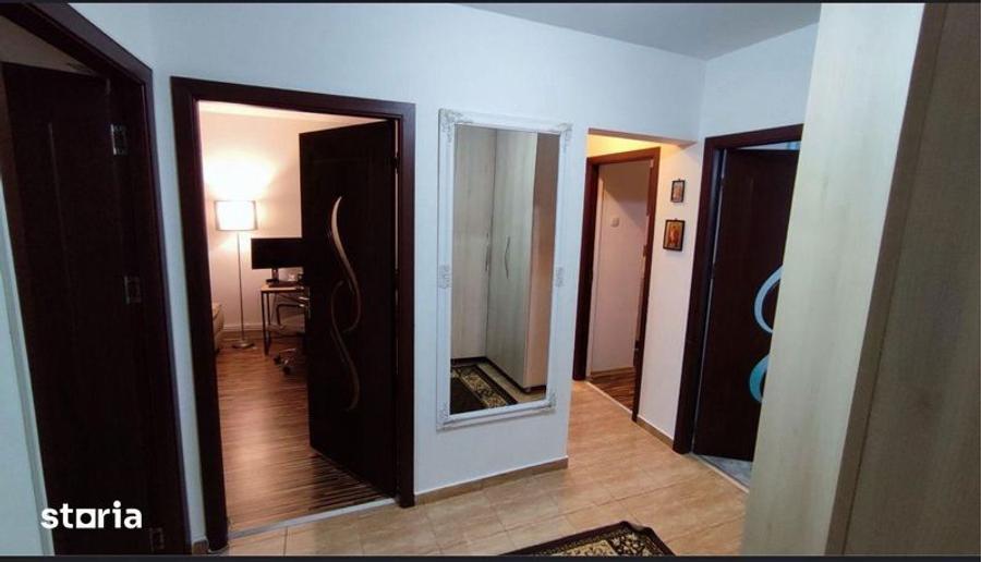 Apartament cu 3 camere decomandat, mobilat în Dacia