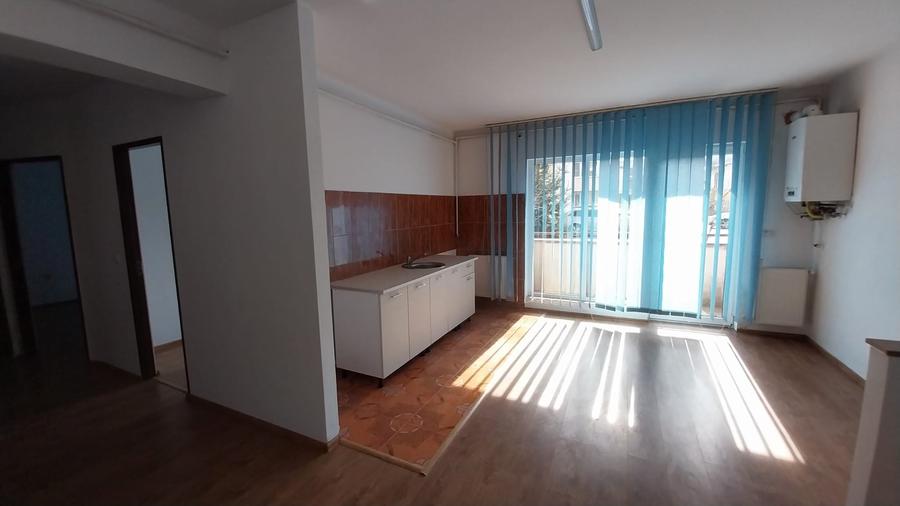 Apartament cu 3 camere semidecomandat în Florești