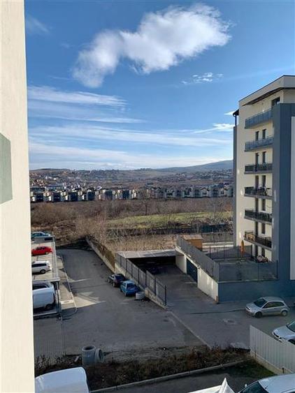 Apartament cu 3 camere semidecomandat în Borhanci