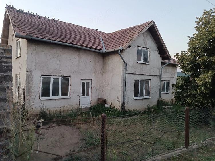 Casă cu 11 camere cu Teren 750 Mp în Luncani