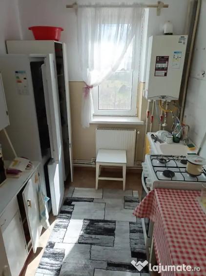 Apartament cu 3 camere semidecomandat, mobilat în Central