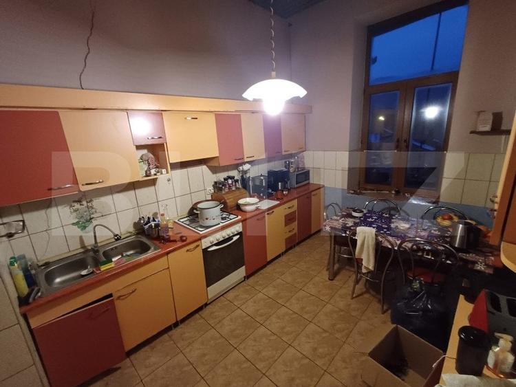 Casă individuală cu 6 camere cu Canalizare în Central