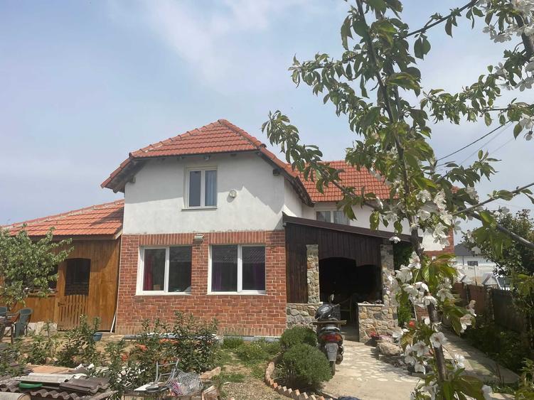 Casă cu 4 camere în Leș