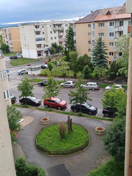 Apartament cu 3 camere decomandat în Est