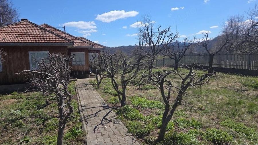 Casă cu 4 camere cu Teren 1800 Mp în Spulber