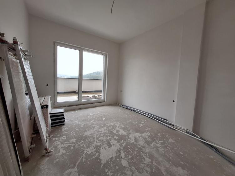 Apartament cu 3 camere semidecomandat în Florești