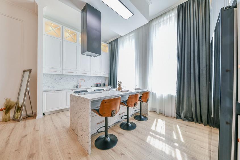 Apartament cu 3 camere semidecomandat, mobilat în Central