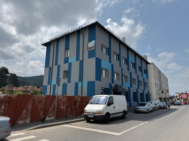 Casă individuală cu 18 camere decomandat cu Canalizare în Carierei
