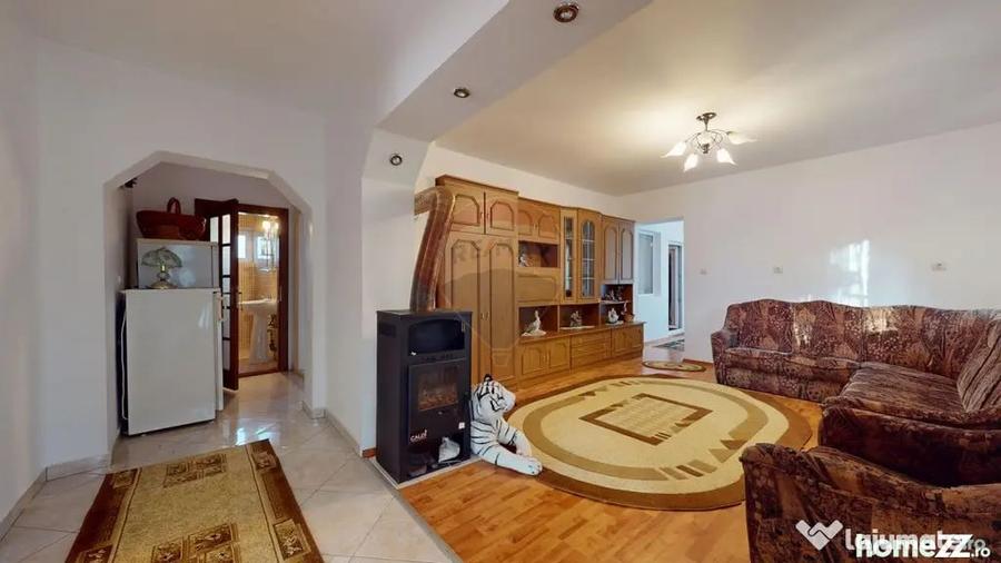 Casă cu 5 camere cu Teren 2633 Mp în Periferie