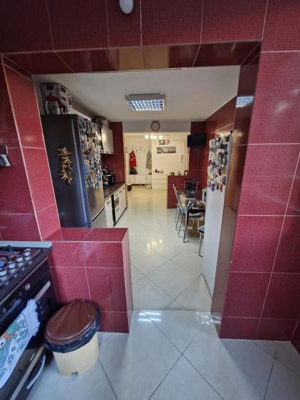 Apartament cu 4 camere semidecomandat în Berceni