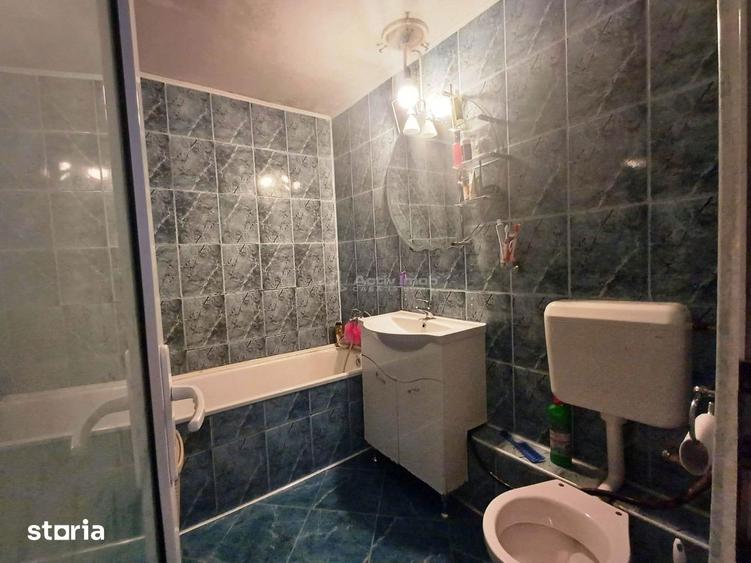 Apartament cu 4 camere semidecomandat în Berceni