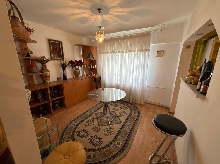 Apartament cu 5 camere semidecomandat, mobilat în Central