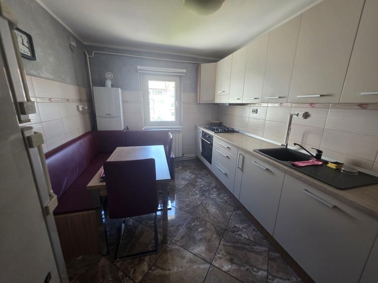 Apartament cu 3 camere decomandat în Central