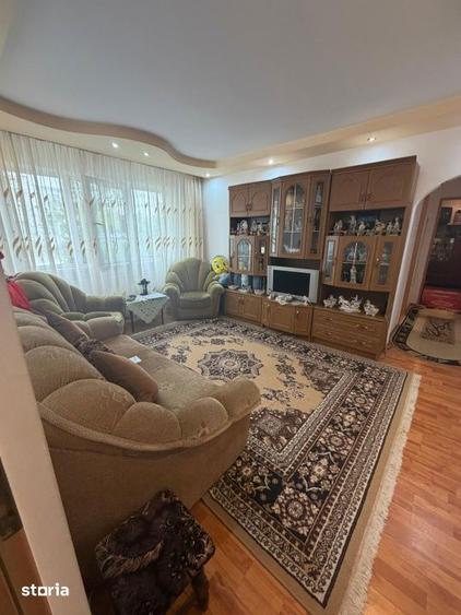 Apartament cu 3 camere semidecomandat în Craiovița Nouă