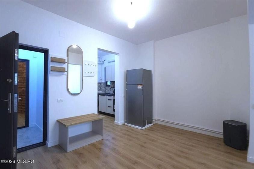 Apartament cu 5 camere semidecomandat în Central