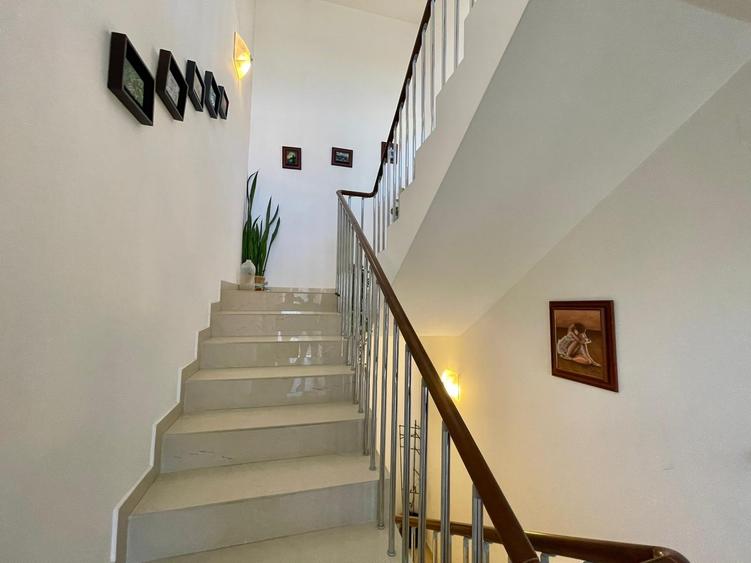 Casă cu 7 camere cu Garaj în Dămăroaia