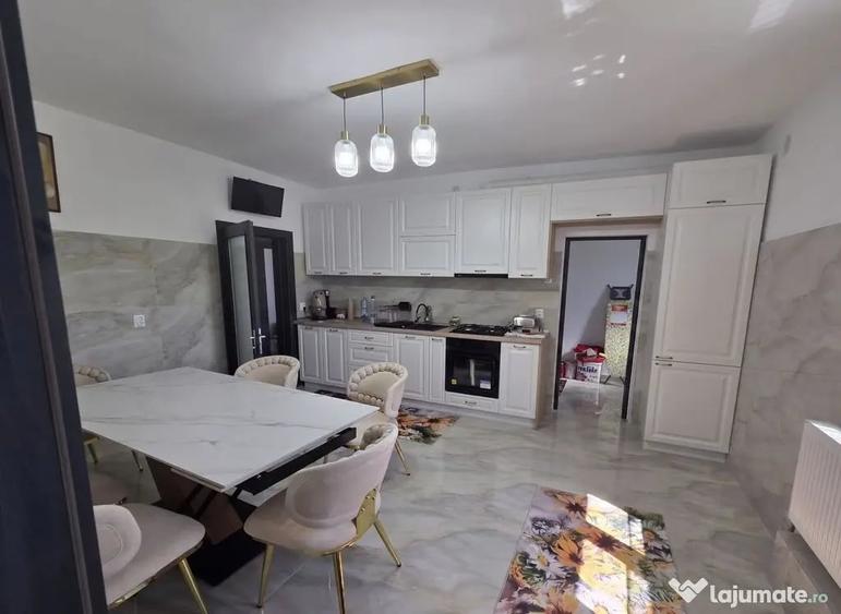 Casă cu 8 camere cu Teren 1500 Mp în Rediu