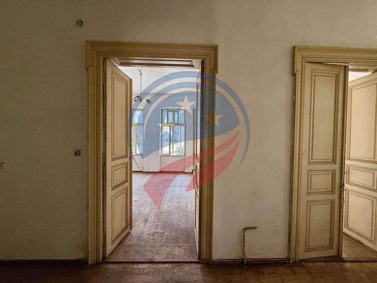 Casă individuală cu 7 camere cu Canalizare în Ultracentral