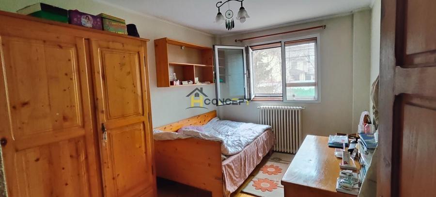 Casă individuală cu 7 camere cu Canalizare în Central