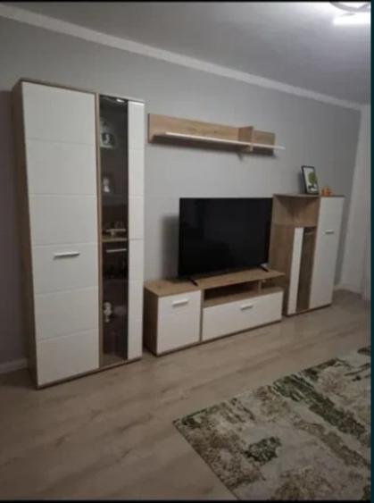 Apartament cu 3 camere decomandat în Calea București