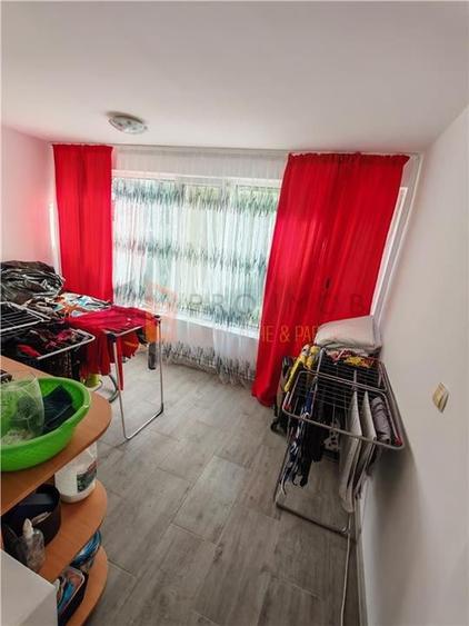 Apartament cu 4 camere semidecomandat în 1 Decembrie