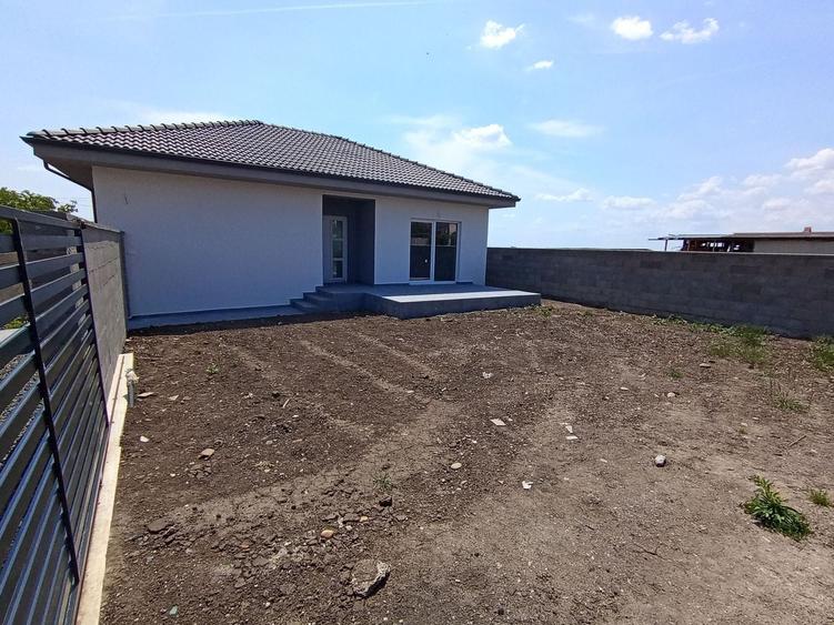 Casă individuală cu 3 camere cu Canalizare în Sânandrei