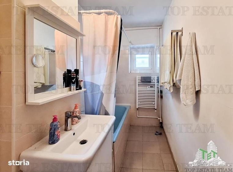 Apartament cu 4 camere decomandat în Tei