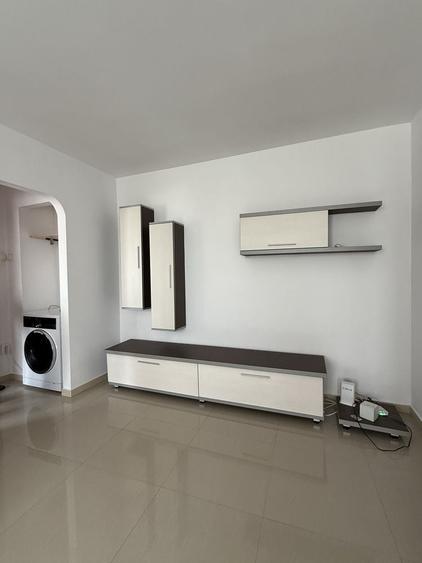 Apartament cu 3 camere semidecomandat în 1 Mai