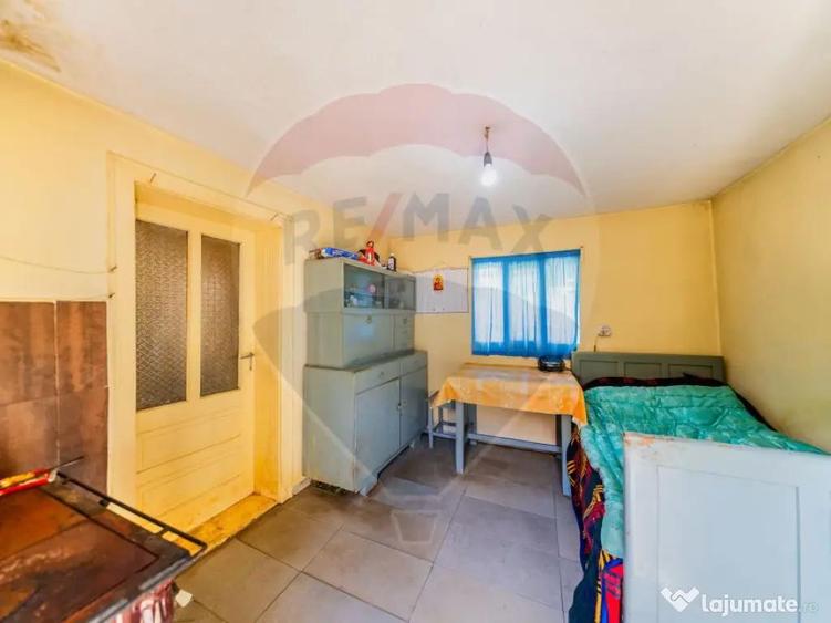Casă cu 2 camere cu Teren 4500 Mp în Cărand