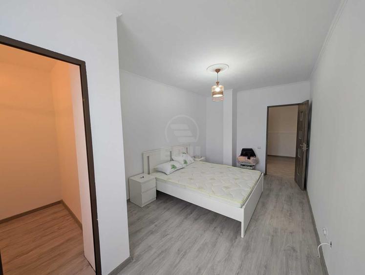 Apartament cu 3 camere semidecomandat în Florești