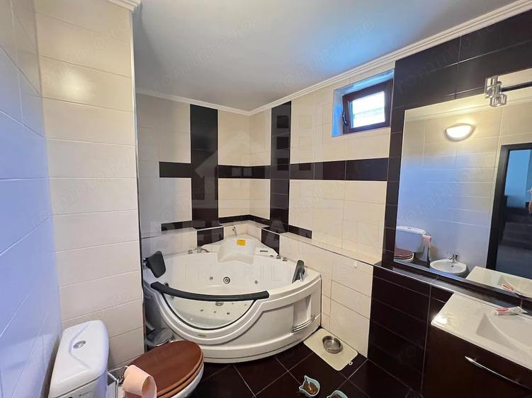 Casă cu 16 camere cu Teren 1100 Mp în Central