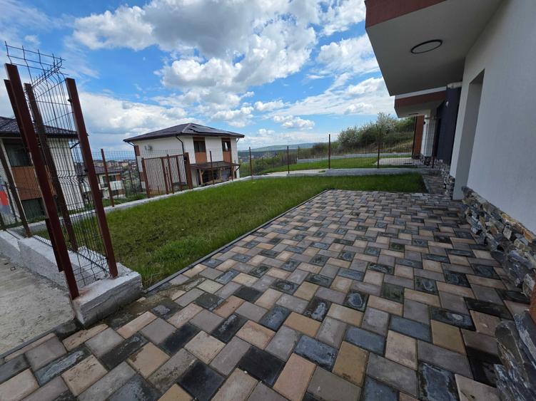Casă cu 3 camere în Valea Adâncă