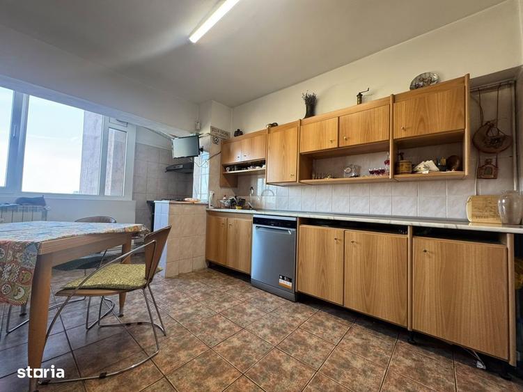 Apartament cu 4 camere decomandat în Ștefan cel Mare