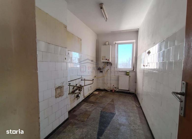 Apartament cu 3 camere semidecomandat în Roșu