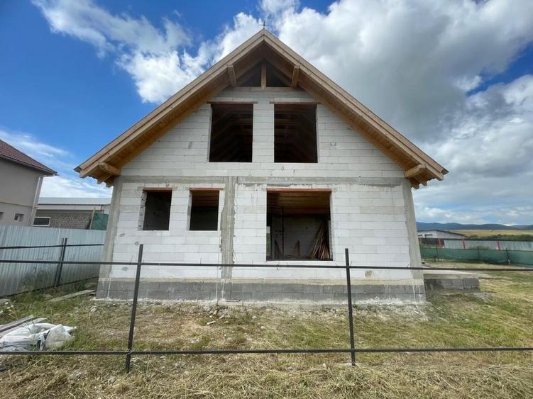 Casă cu 4 camere în Sâncrai