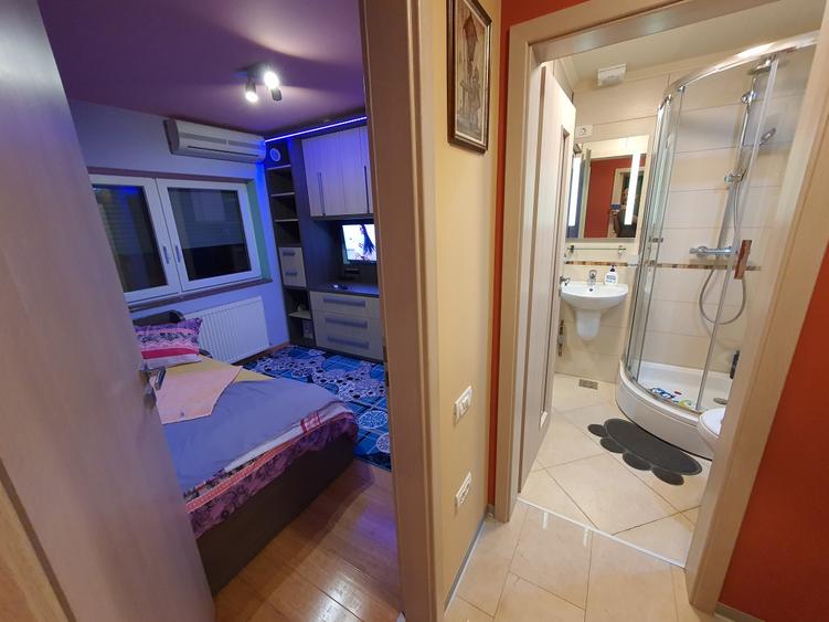 Apartament cu 3 camere semidecomandat, mobilat în Complex Studențesc