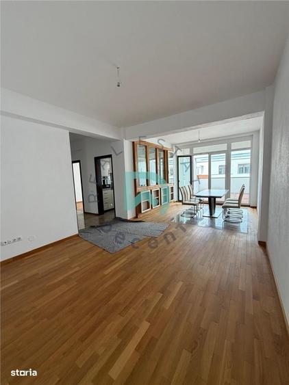 Apartament cu 4 camere decomandat în Central