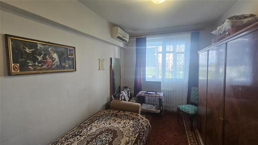 Apartament cu 3 camere decomandat în Berceni