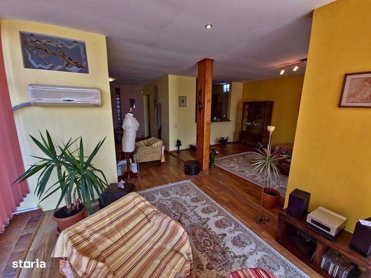 Casă cu 4 camere în Faleza Nord