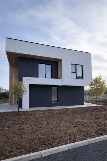 Casă individuală cu 5 camere cu Garaj în Berceni