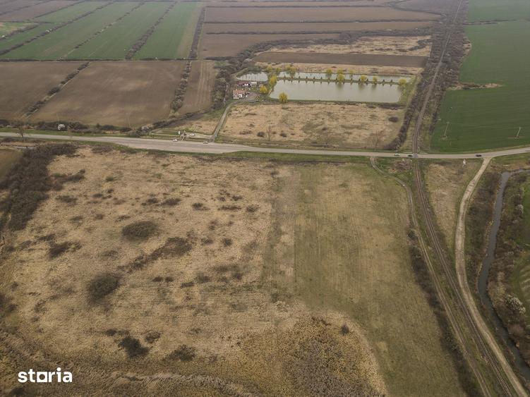 Teren de 8600 mp, în Ineu