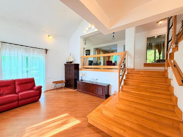 Casă individuală cu 4 camere cu Teren 1140 Mp în Bucium