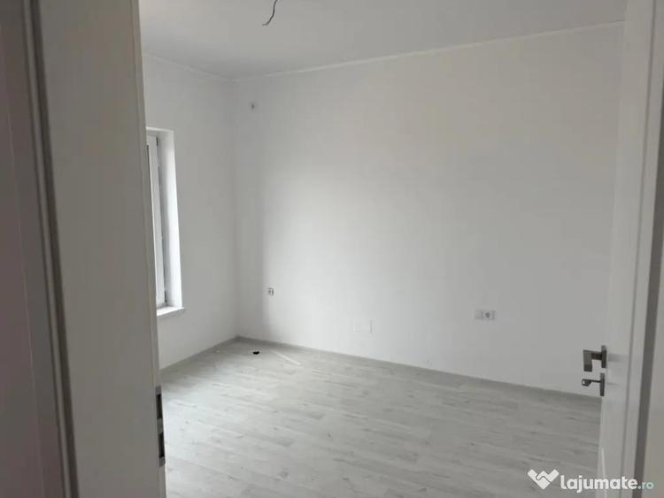 Casă cu 4 camere cu Teren 300 Mp în Malu Mare