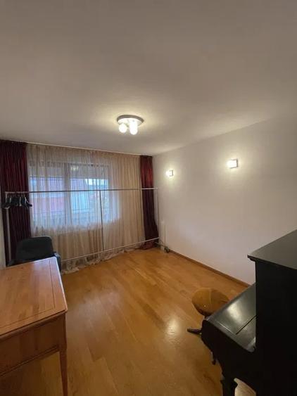 Apartament cu 3 camere semidecomandat, mobilat în Andrei Mureșanu