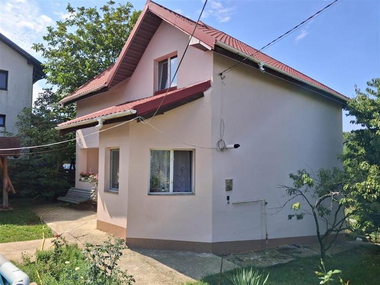 Casă individuală cu 4 camere cu Teren 700 Mp în Aeroport