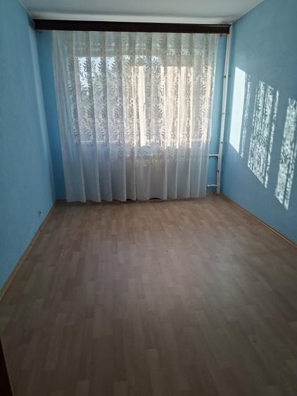 Apartament cu 3 camere semidecomandat în Gorjului